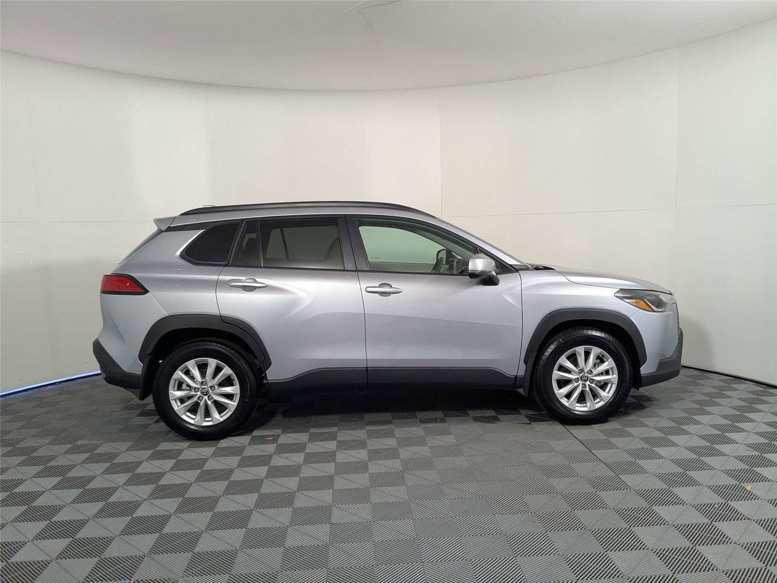 Certified 2024 Toyota Corolla Cross LE w/ Moonroof Package image 4