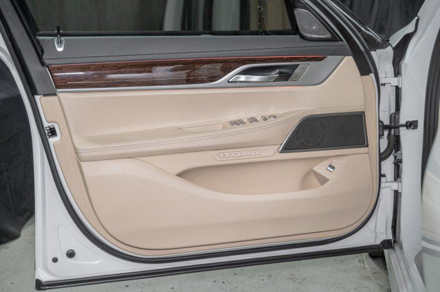 Used 2021 BMW 740i w/ M Sport Package RWD image 10