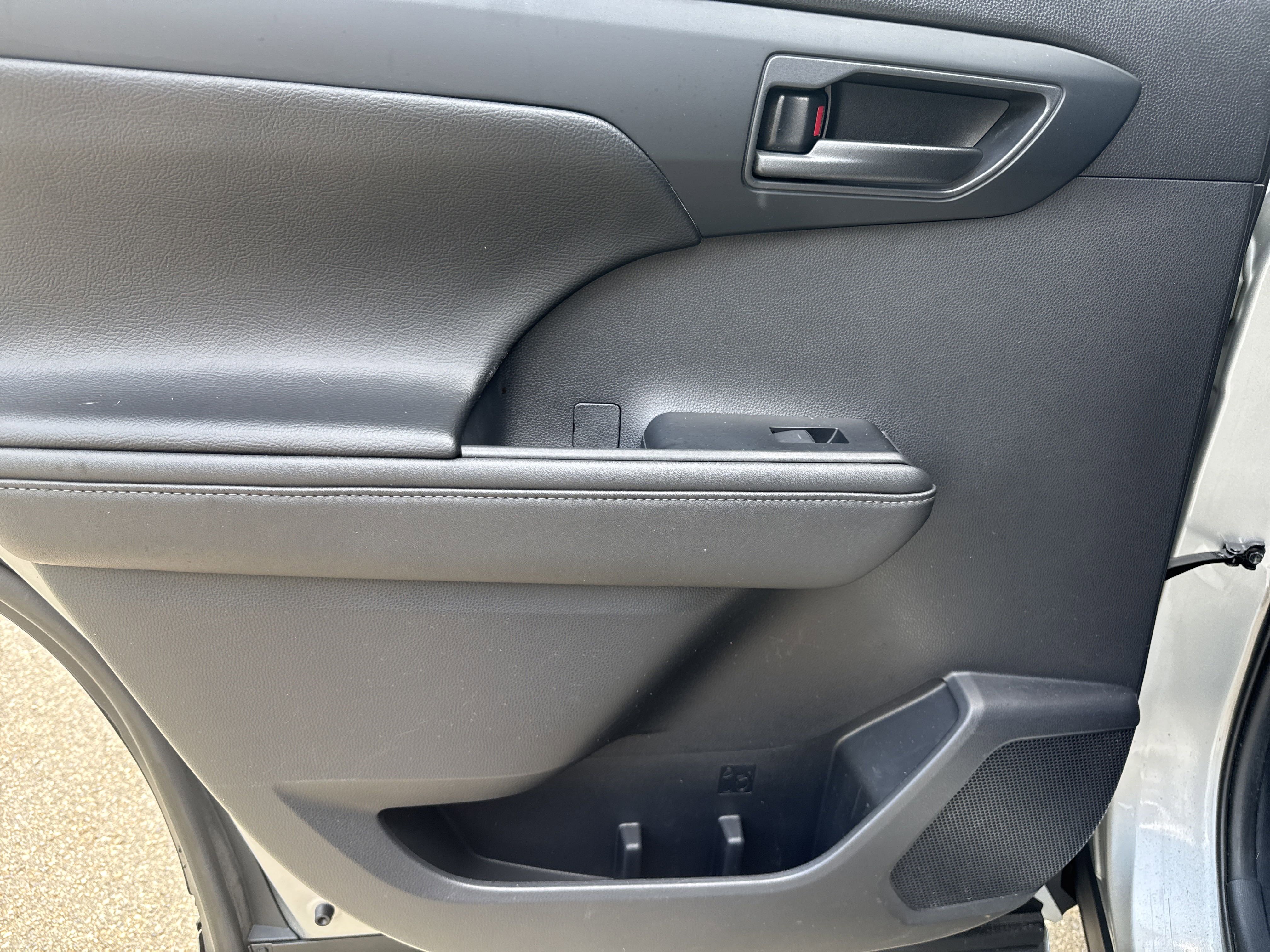 Used 2020 Toyota Highlander LE image 22