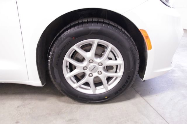 Used 2024 Chrysler Pacifica Touring-L FWD image 11