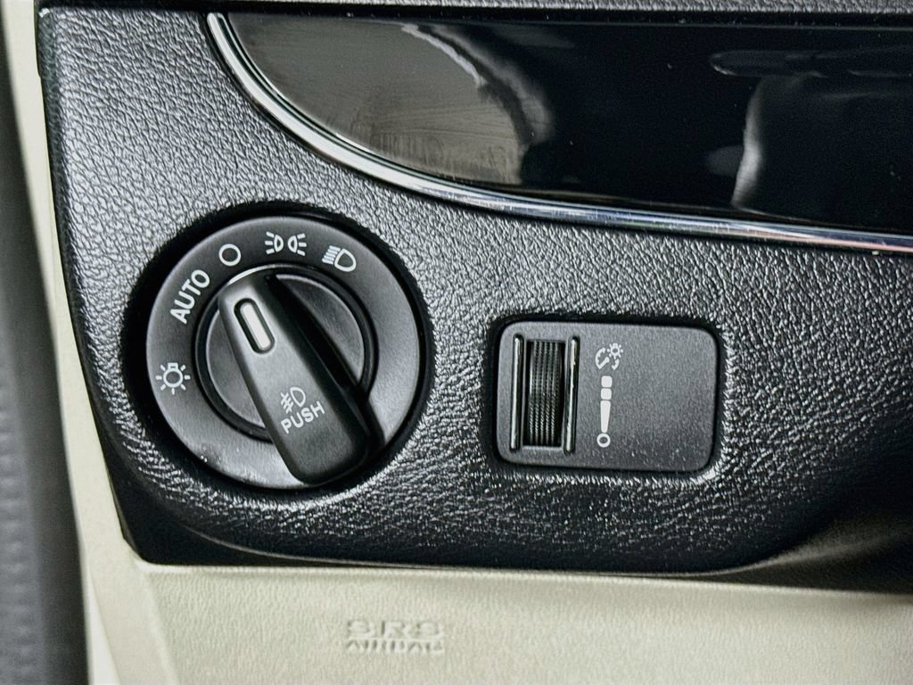 Used 2018 Dodge Grand Caravan SXT FWD image 18