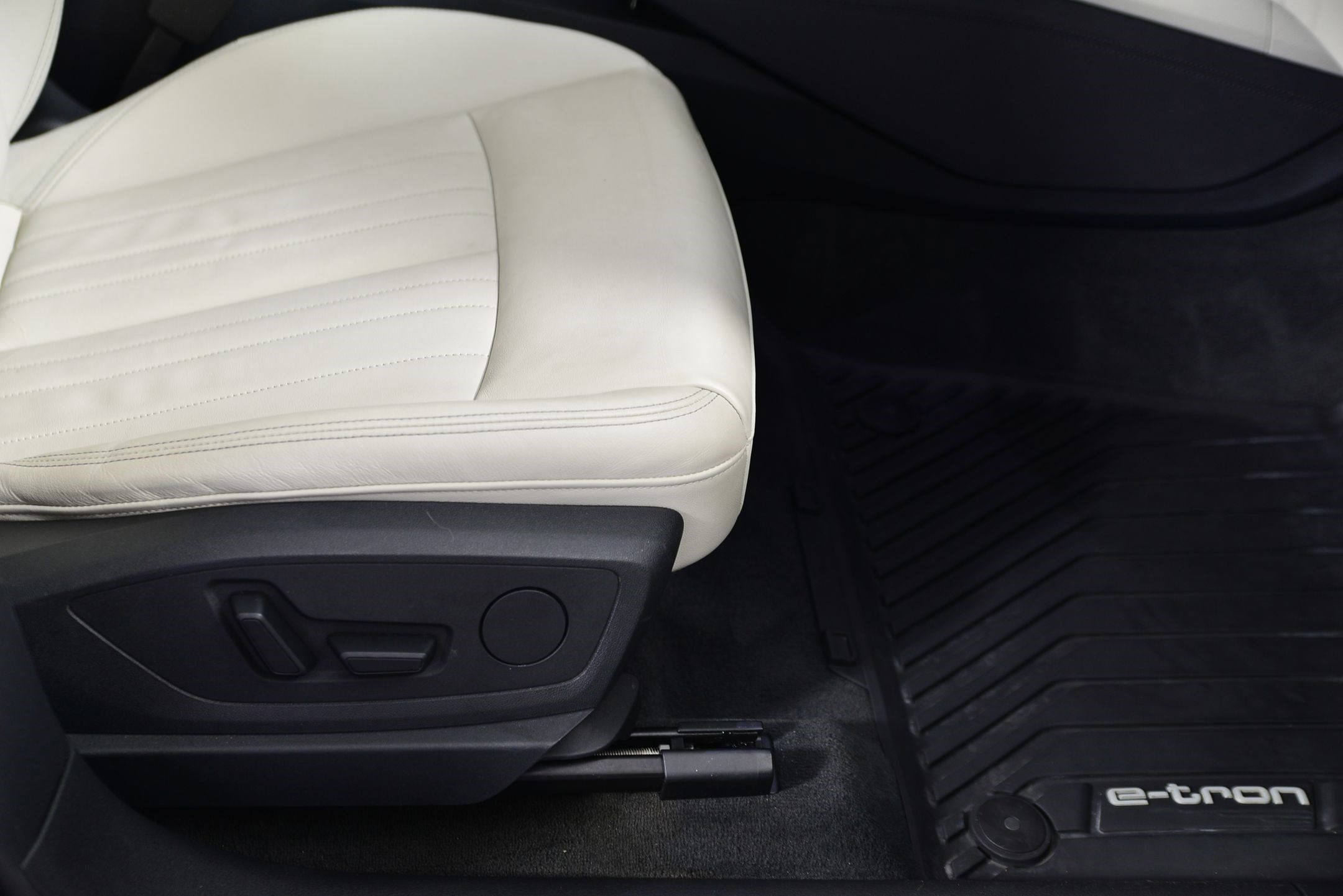 Certified 2024 Audi Q8 e-tron Premium image 9