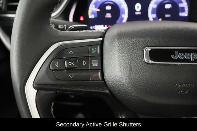 Used 2025 Jeep Grand Cherokee Altitude AWD/4WD image 8