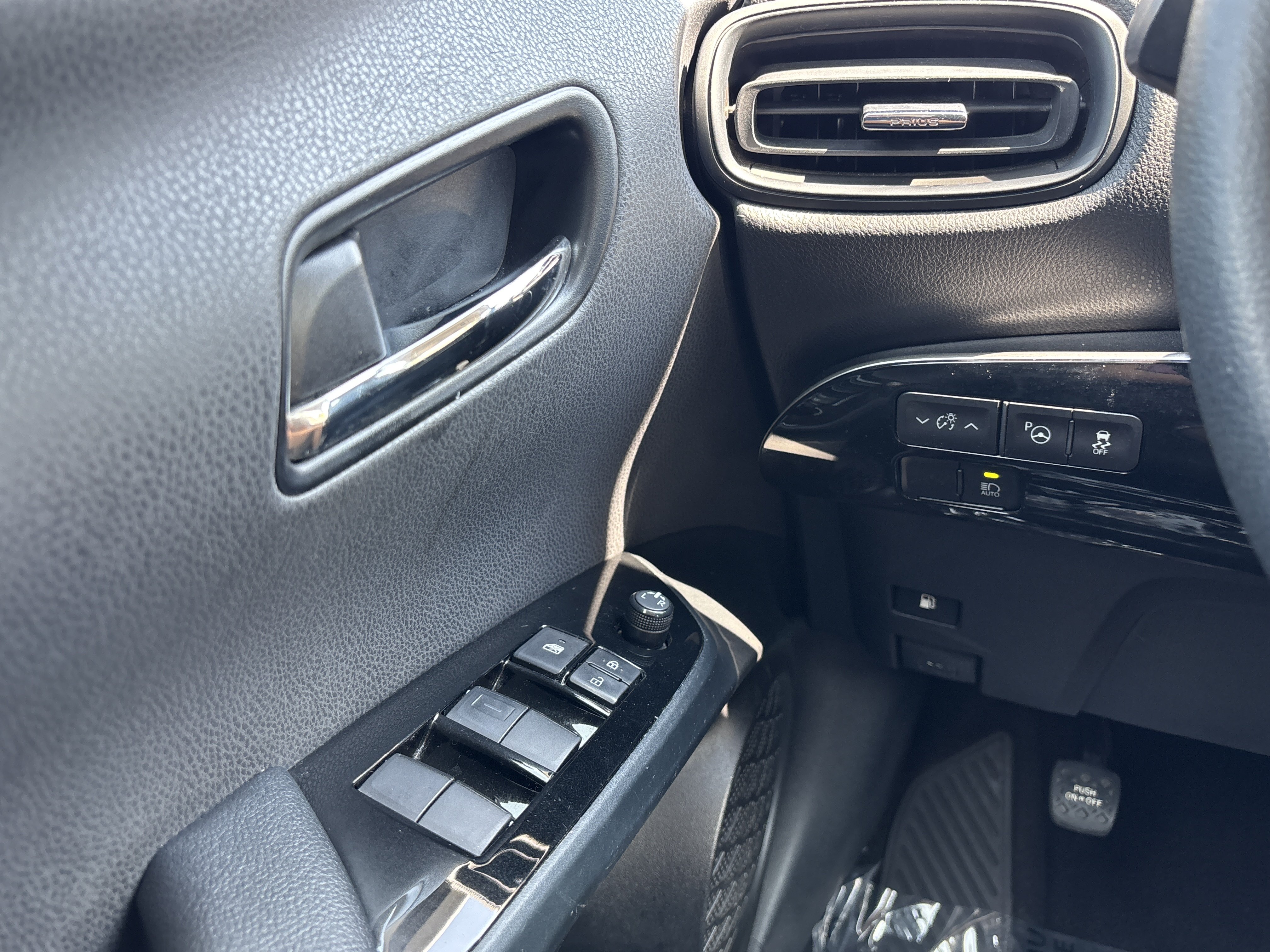 Used 2022 Toyota Prius LE FWD image 28