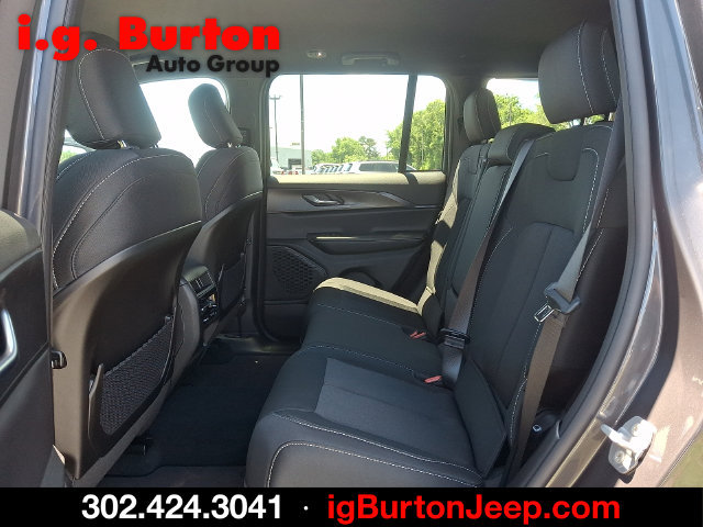 New 2026 Jeep Grand Cherokee Laredo w/ MOPAR Finishing Package AWD/4WD image 6