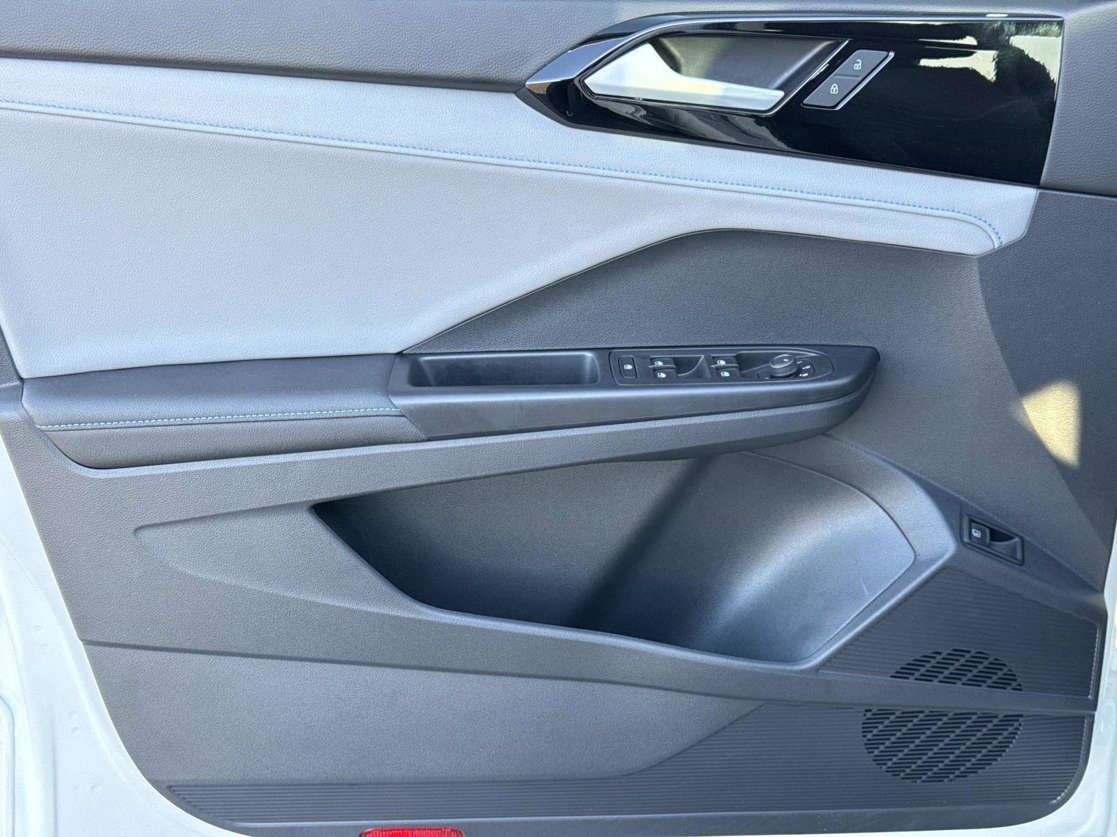 Used 2024 Volkswagen Taos SE image 17