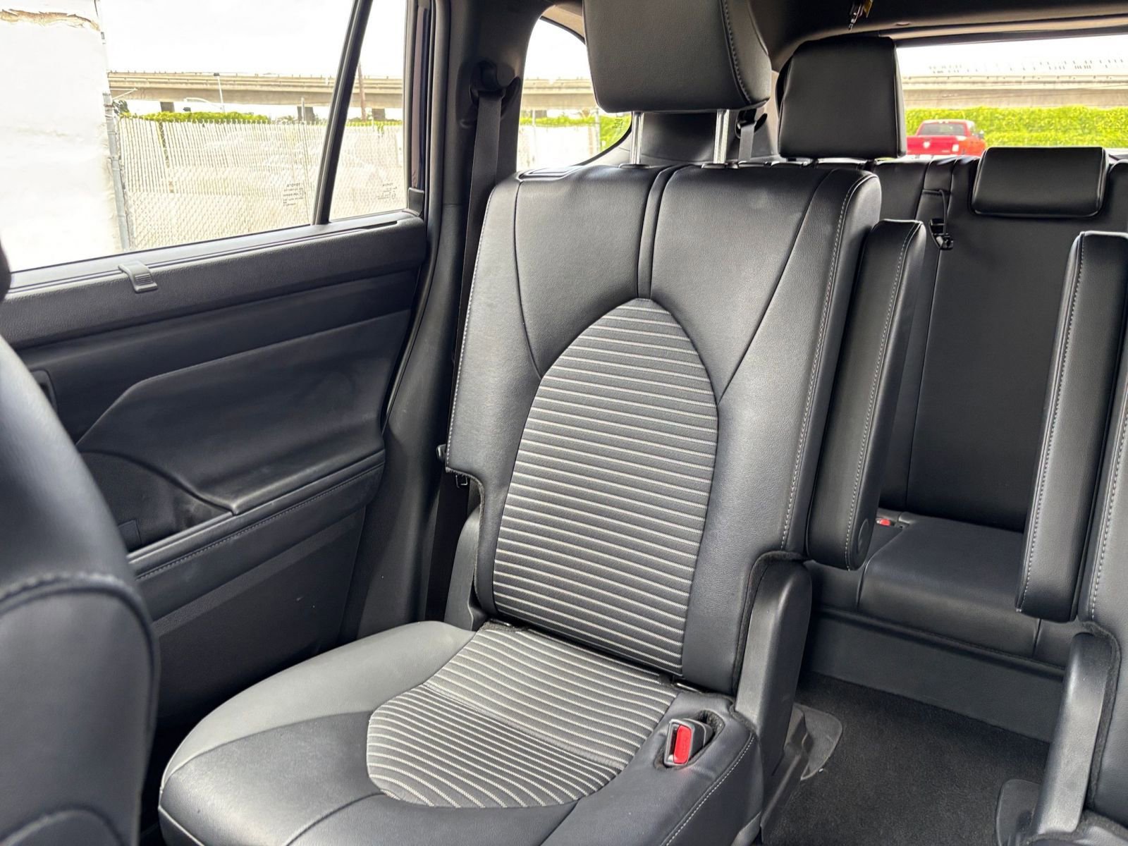 Used 2025 Toyota Highlander XSE AWD/4WD image 42