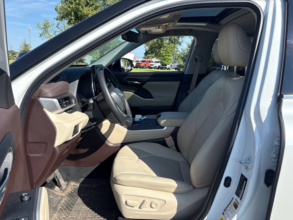 Used 2022 Toyota Highlander XLE AWD/4WD image 16