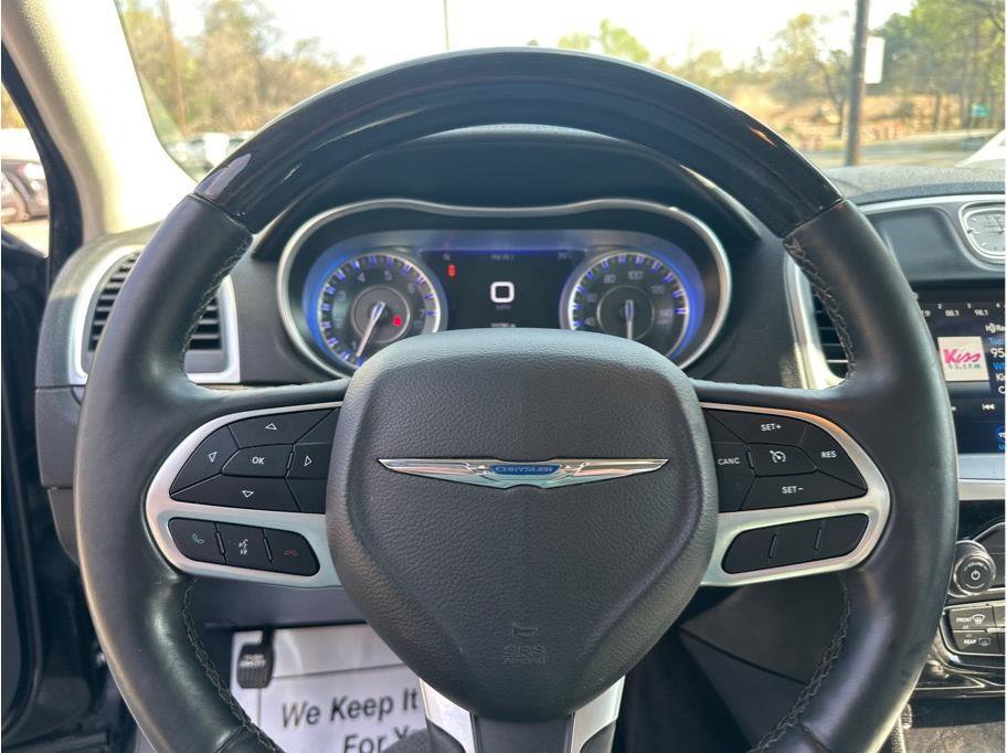 Used 2018 Chrysler 300 Limited image 18