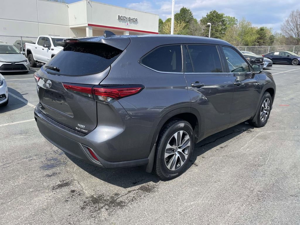Used 2023 Toyota Highlander XLE image 9