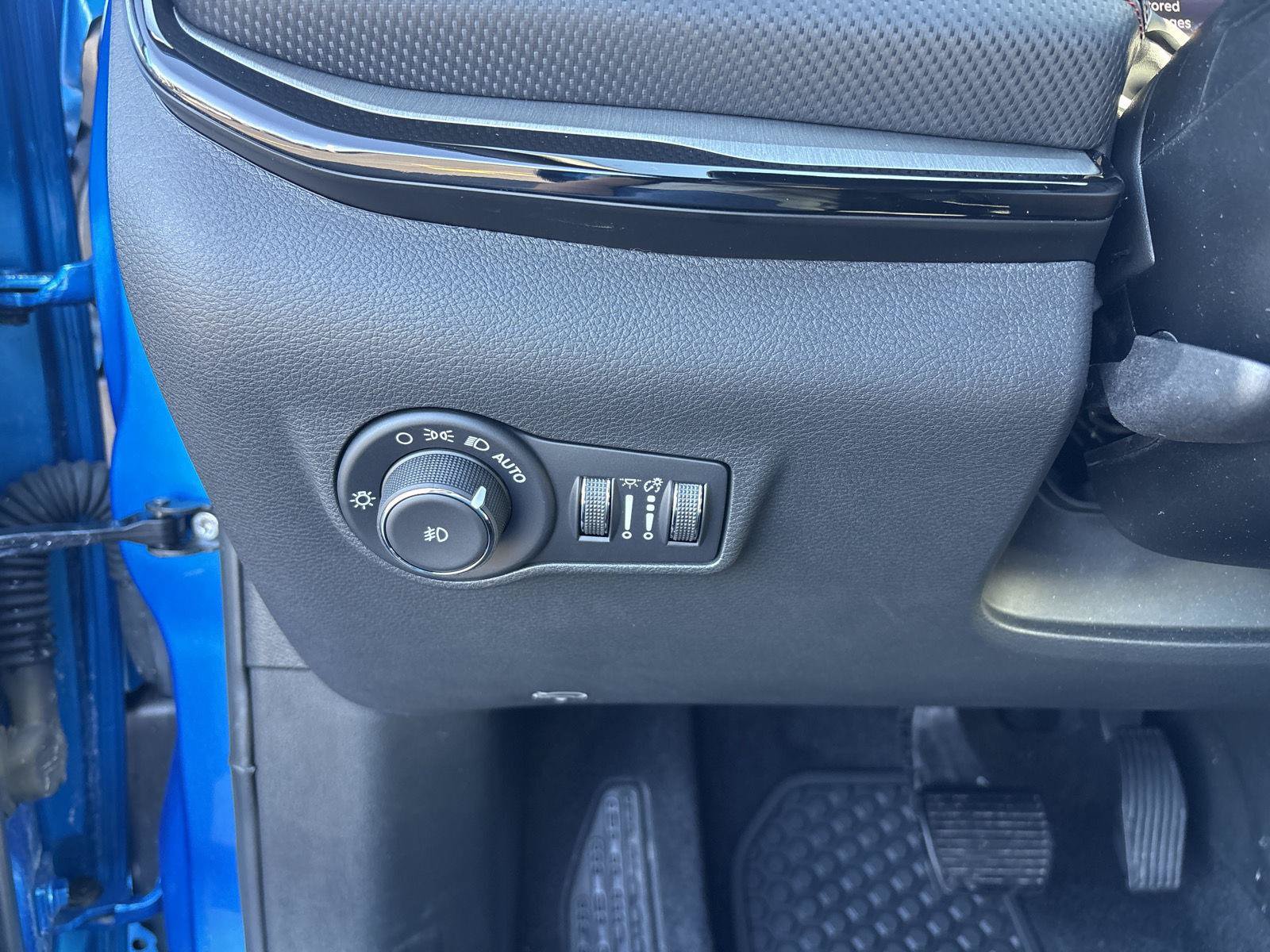Used 2025 Jeep Compass Trailhawk w/ Sun & Sound Group AWD/4WD image 19