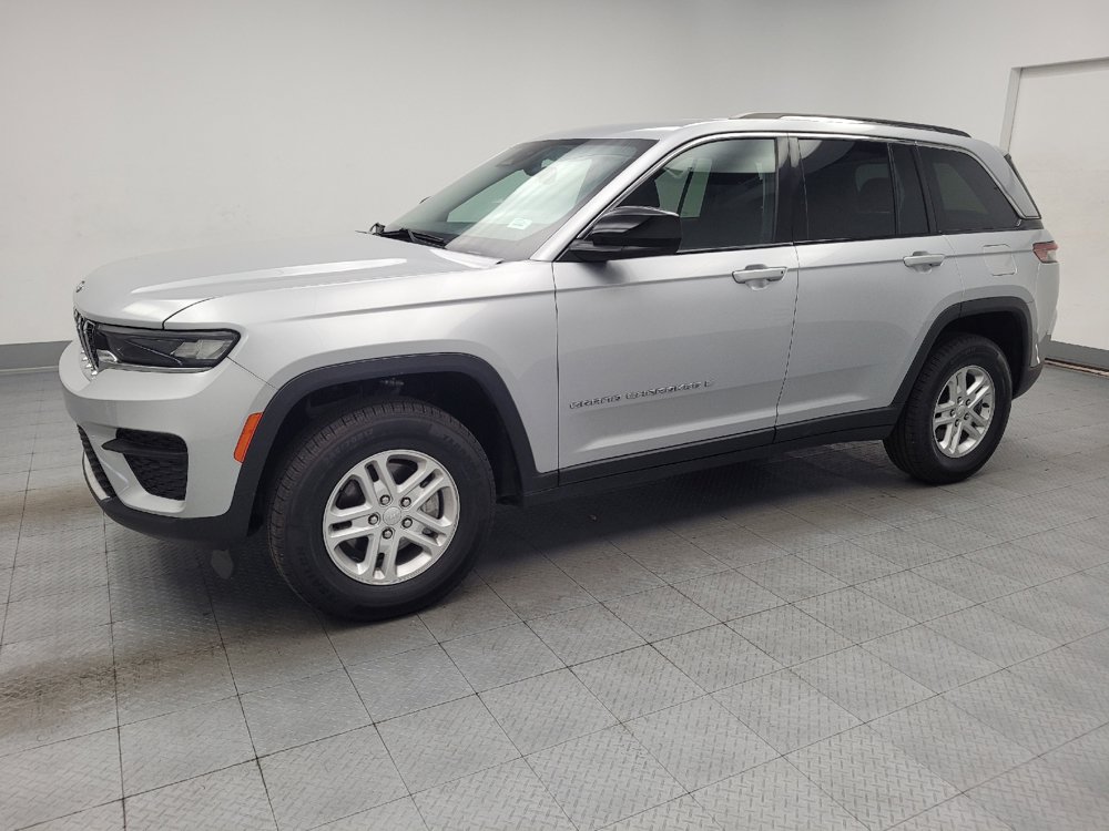 Used 2024 Jeep Grand Cherokee Laredo RWD image 2