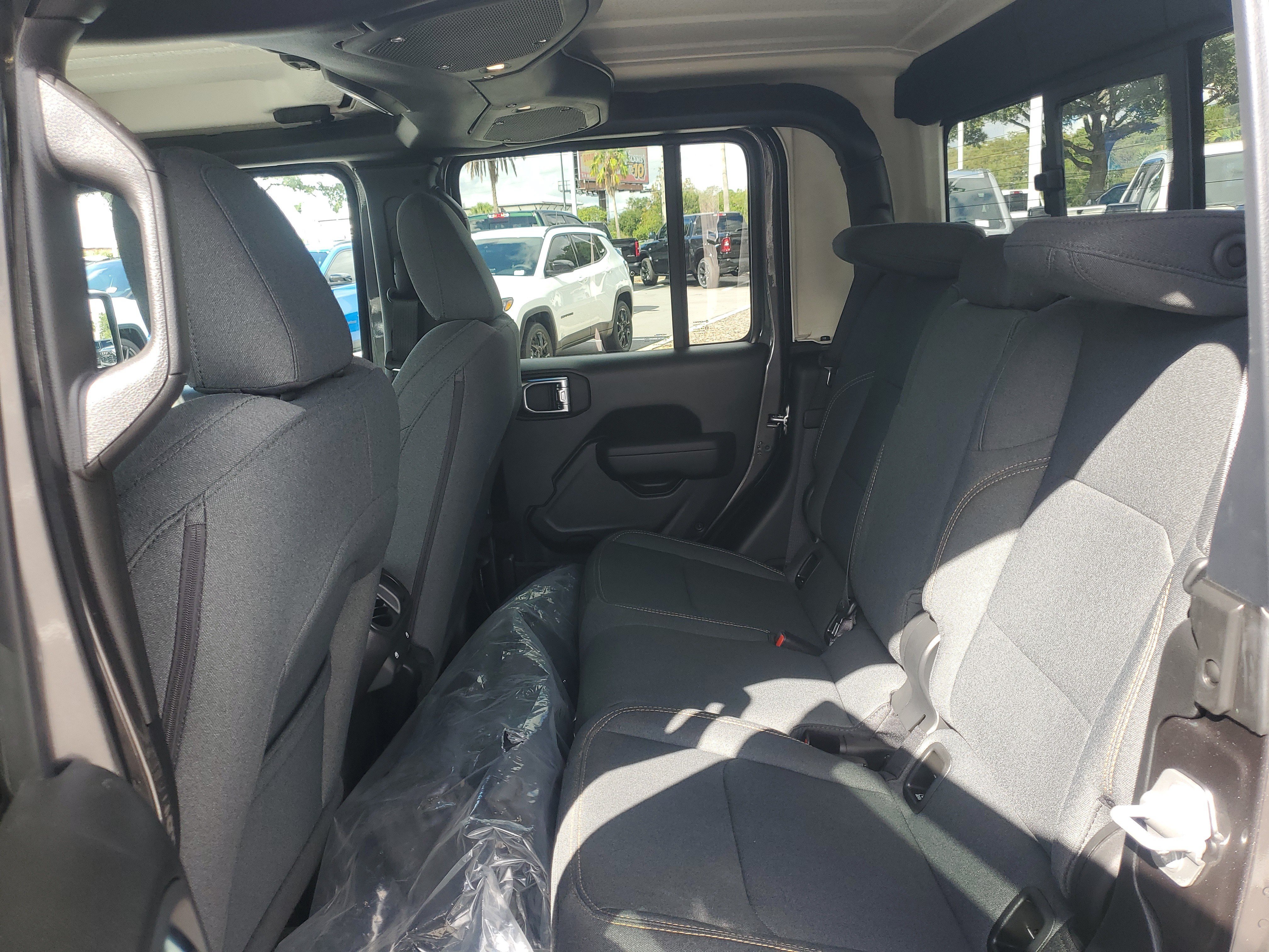 Used 2025 Jeep Gladiator Sport AWD/4WD image 9