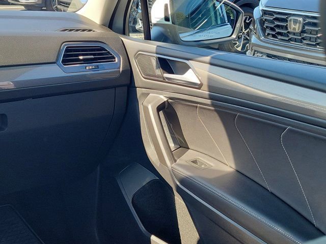 Used 2023 Volkswagen Tiguan SE w/ Panoramic Sunroof Package FWD image 4