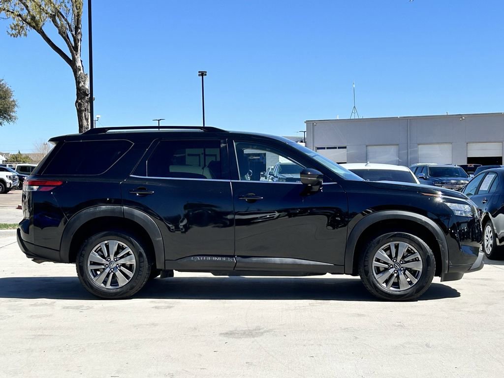 Used 2024 Nissan Pathfinder SV image 3