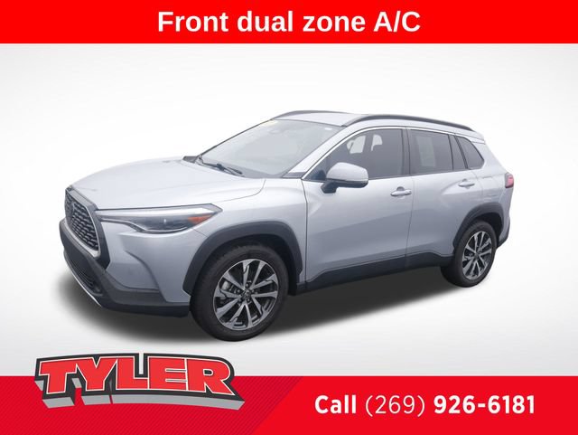 Used 2023 Toyota Corolla Cross XLE FWD image 3