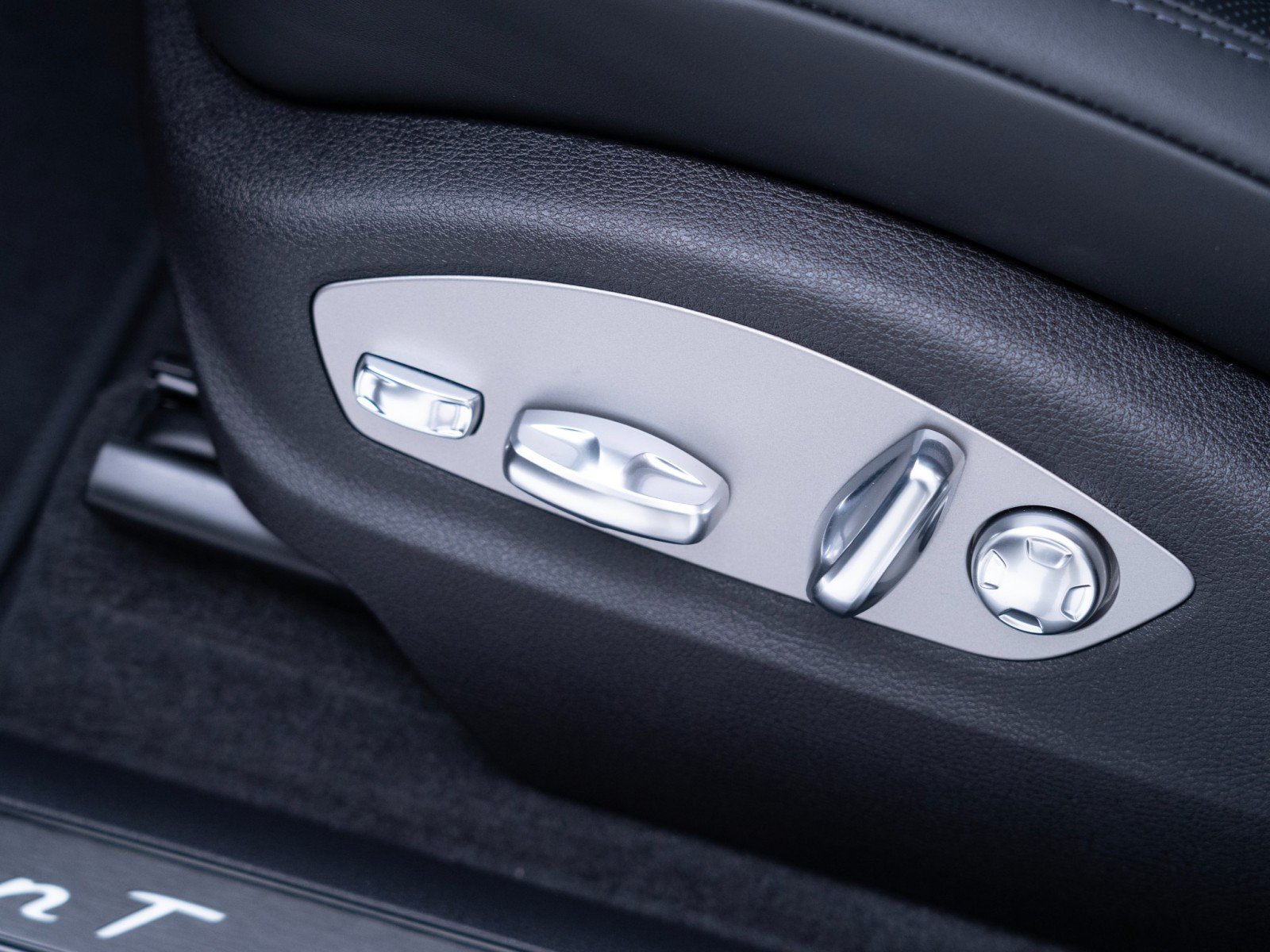 Certified 2026 Porsche Macan Turbo AWD/4WD image 16