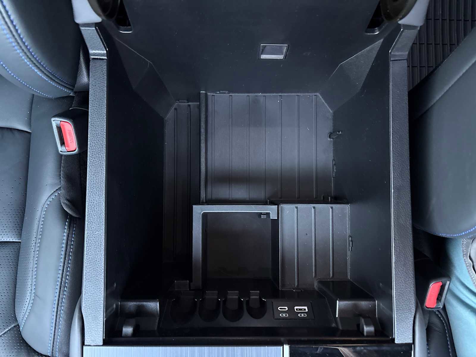 Used 2025 Toyota Sequoia Platinum image 40