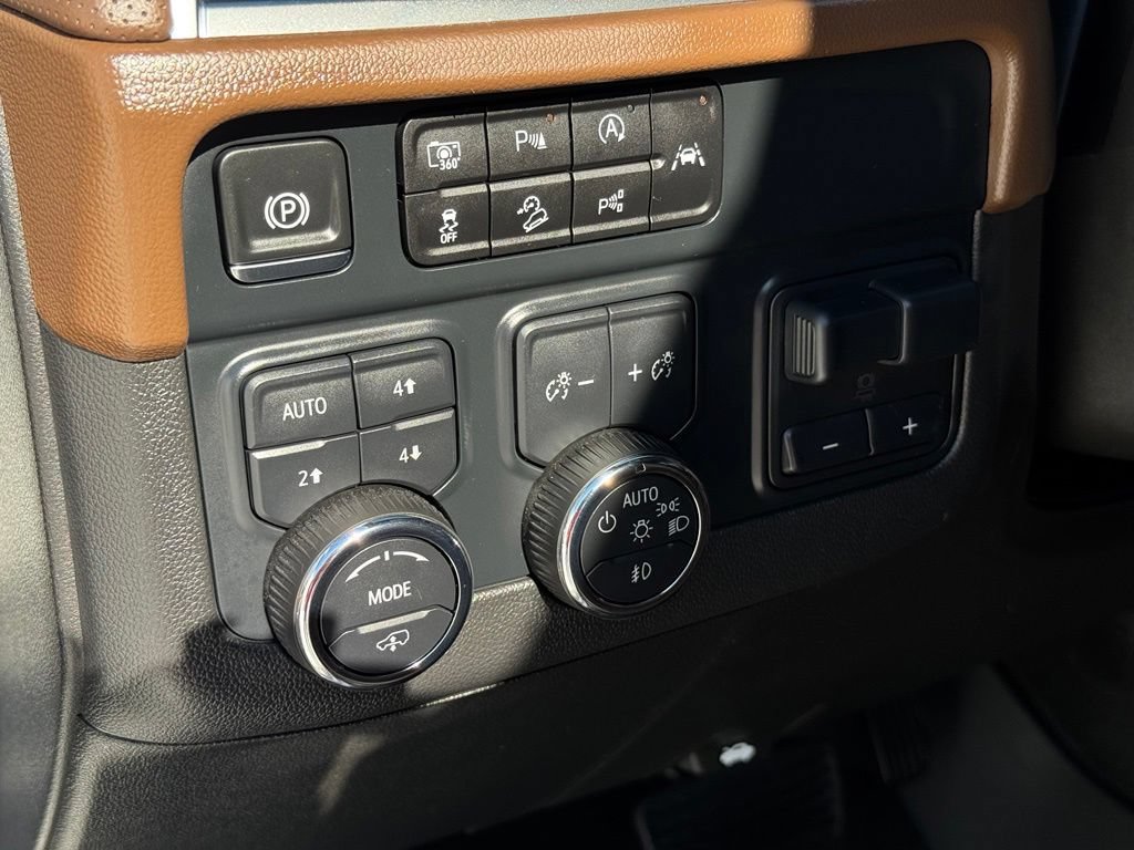 Used 2025 Chevrolet Tahoe High Country AWD/4WD image 34