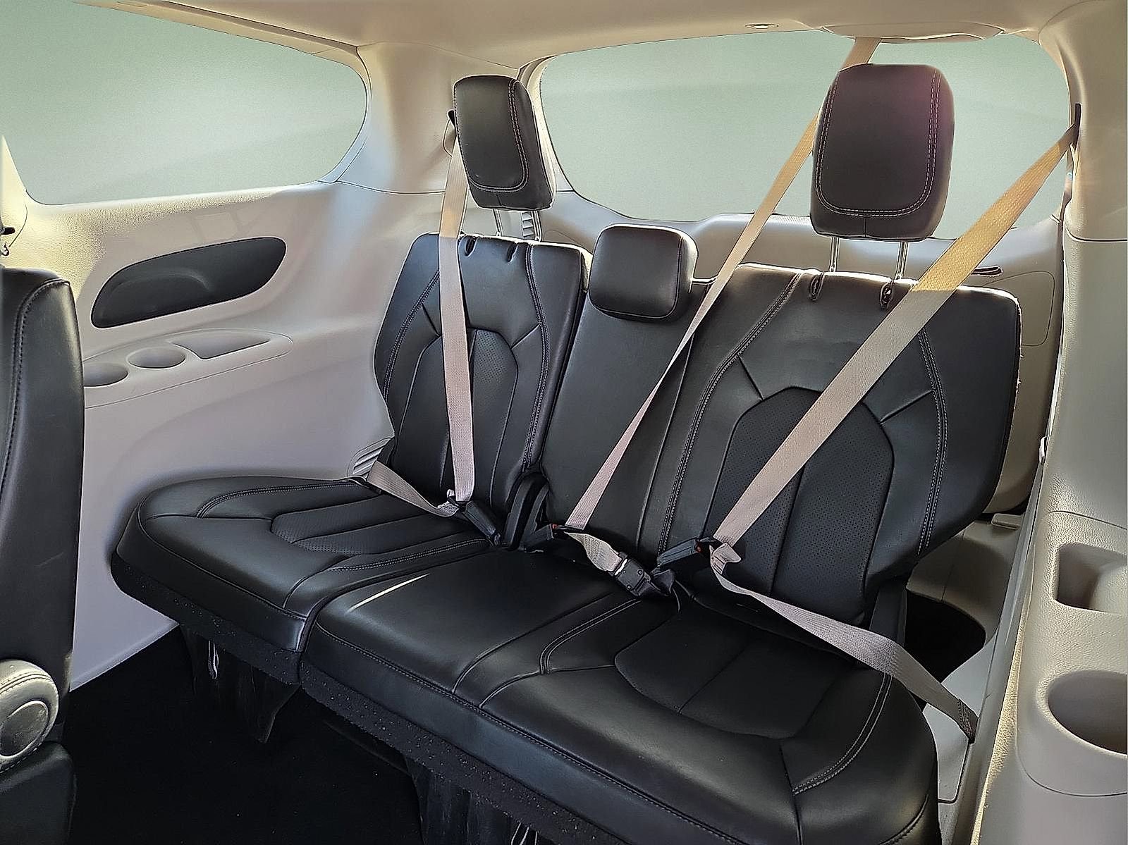 Used 2024 Chrysler Pacifica Touring-L image 10