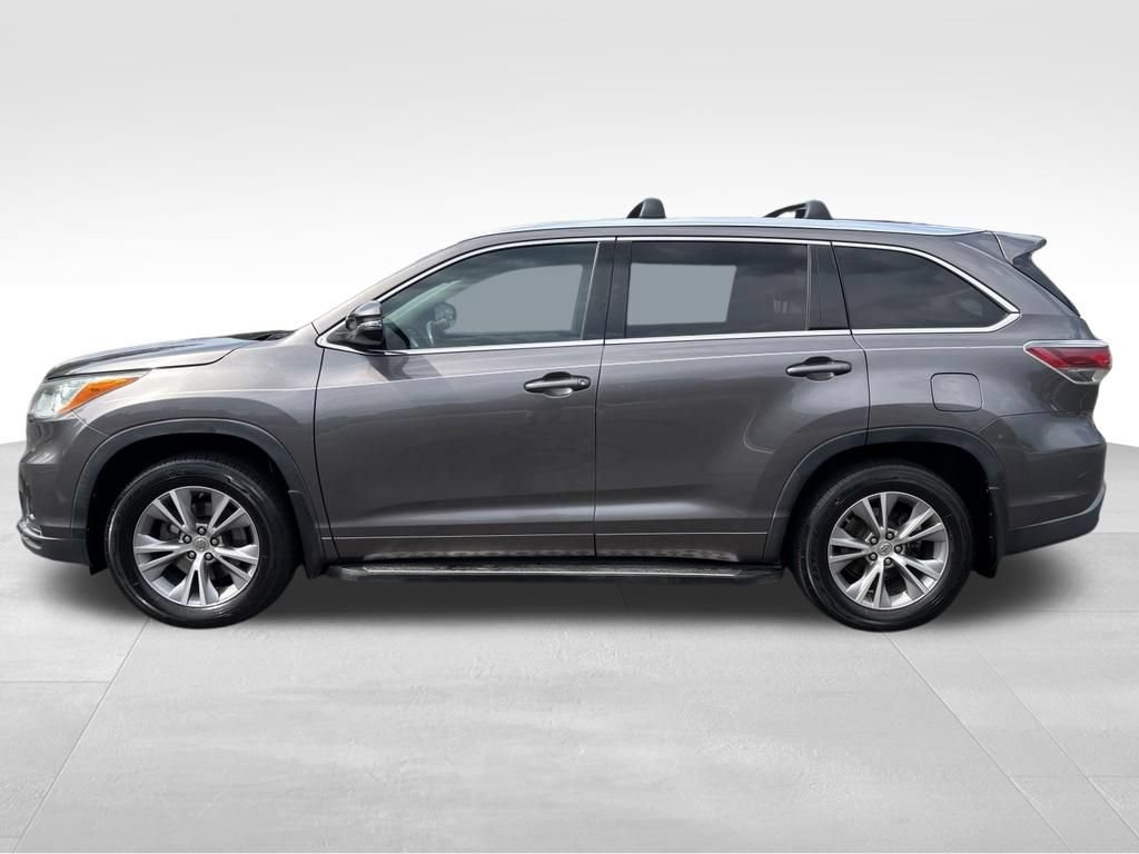 Used 2014 Toyota Highlander XLE FWD image 2