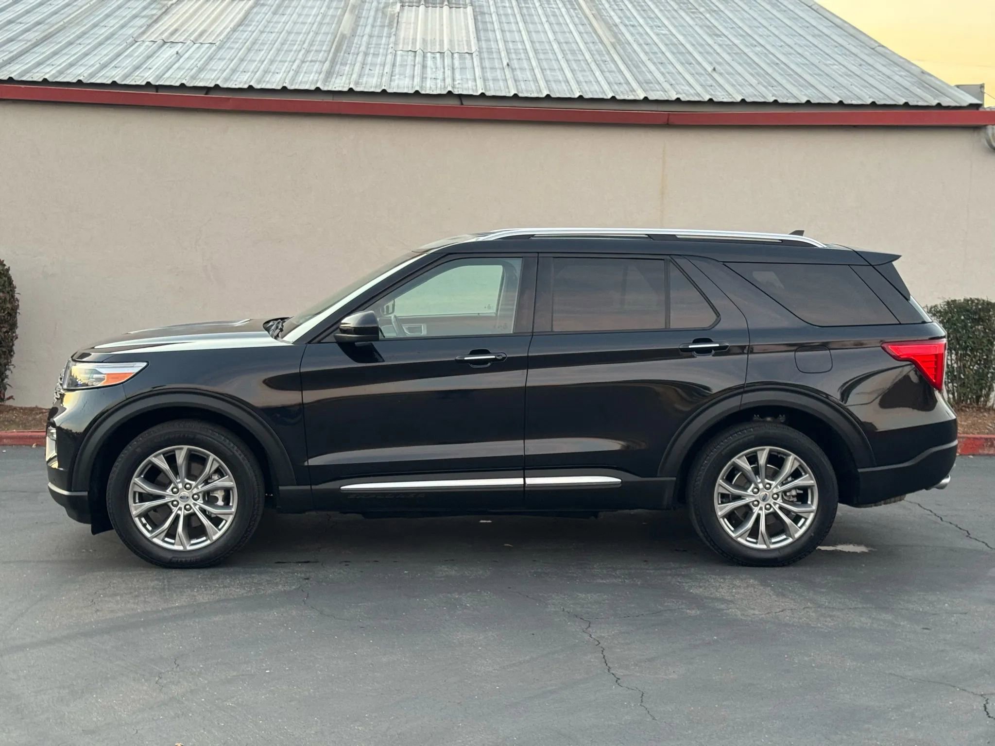 Used 2022 Ford Explorer Limited AWD/4WD image 3