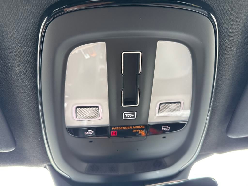 Used 2025 Volvo XC40 B5 Core image 29