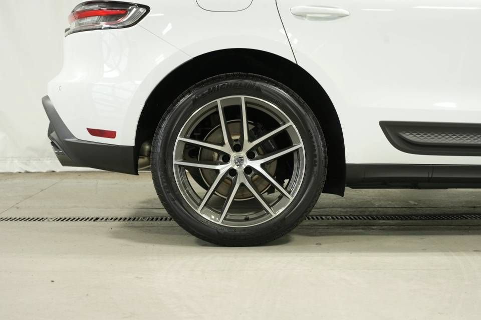 Certified 2026 Porsche Macan AWD/4WD image 40