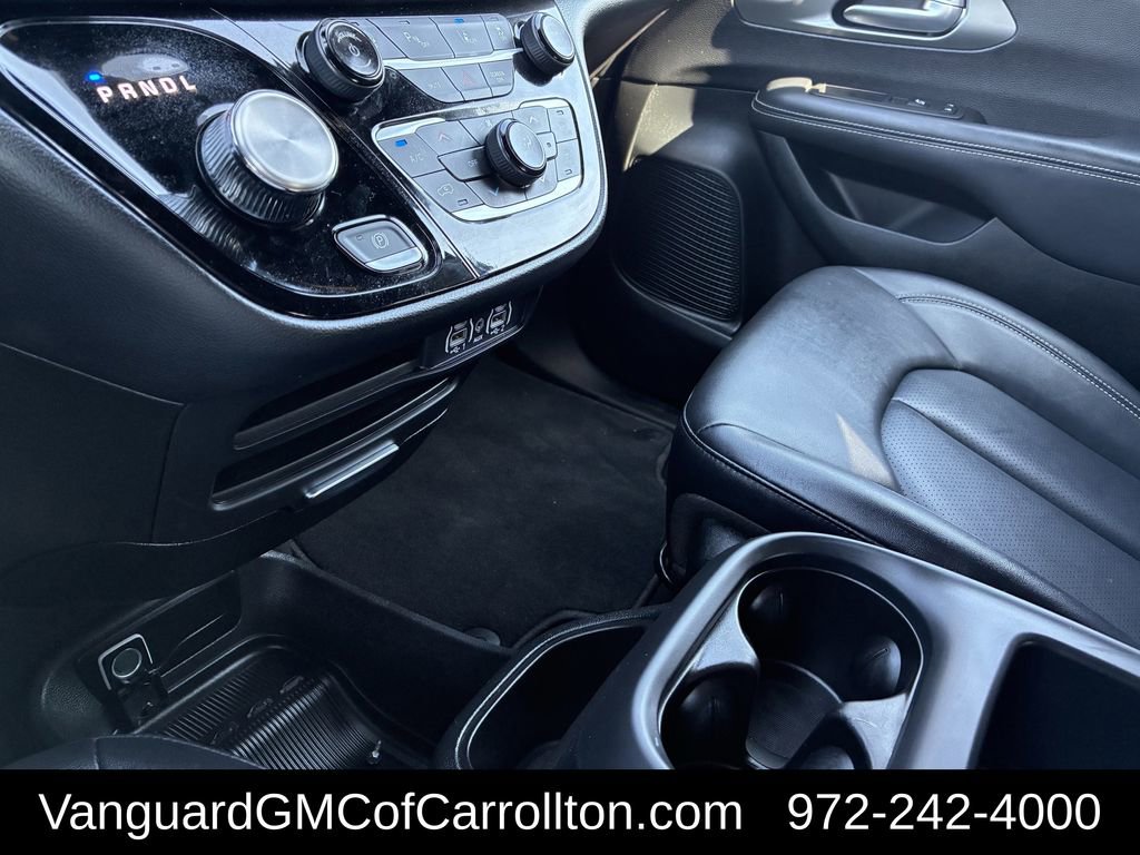 Used 2025 Chrysler Pacifica Select image 19