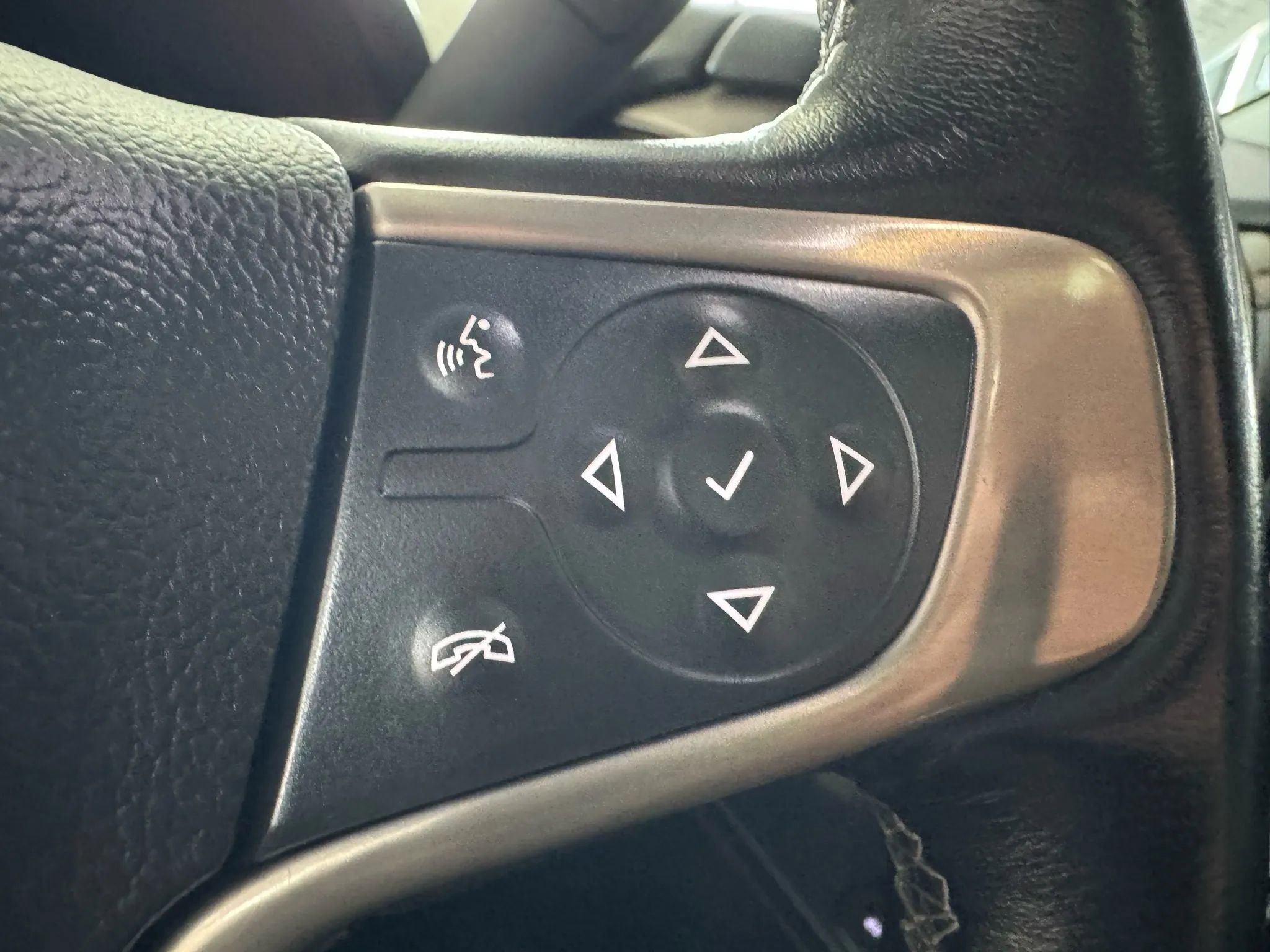 Used 2016 GMC Yukon Denali w/ Enhanced Security Package image 26