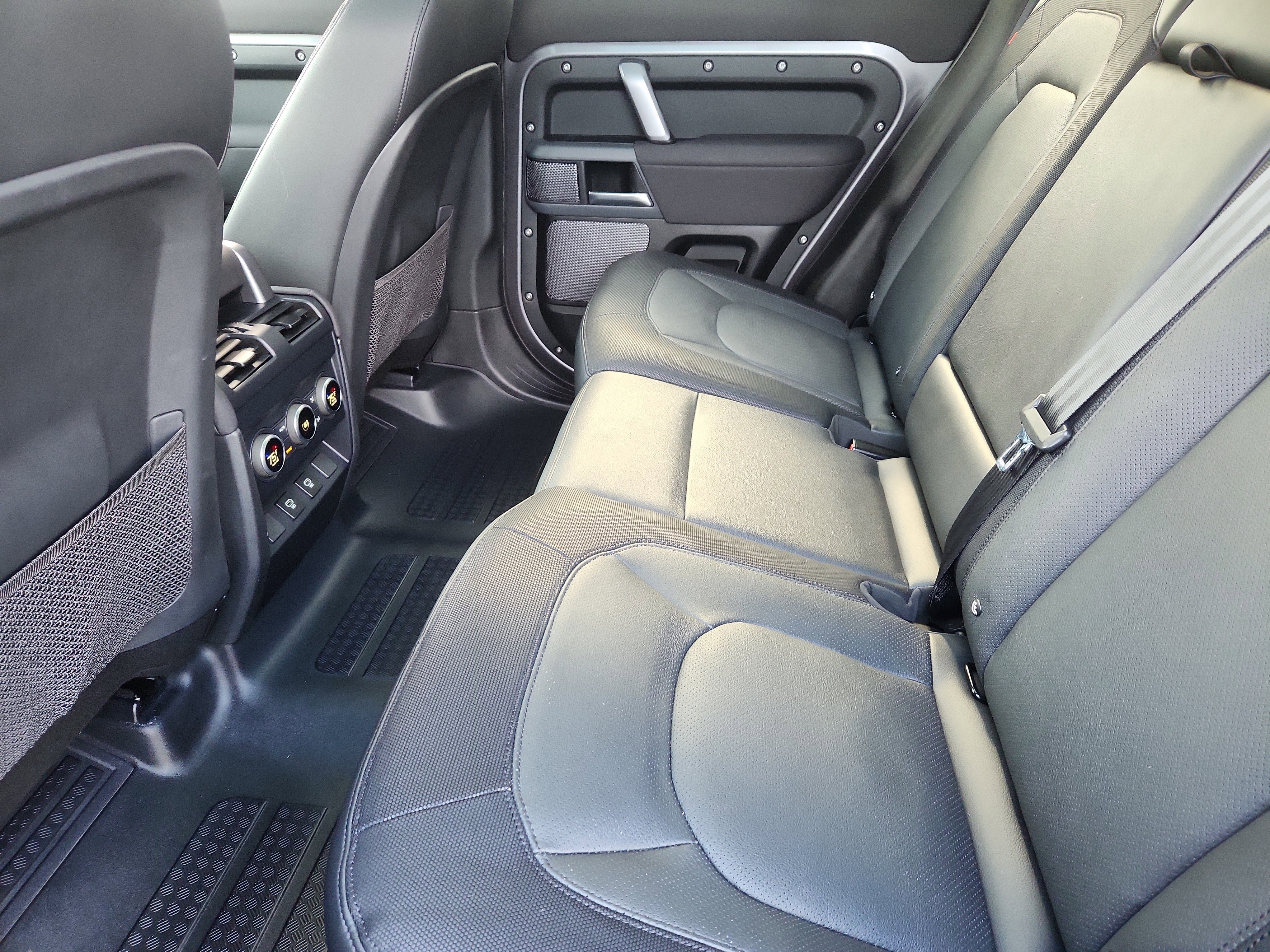 Used 2023 Land Rover Defender 110 X-Dynamic SE image 5