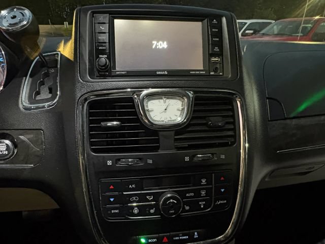 Used 2015 Chrysler Town & Country Touring-L w/ Driver Convenience Group FWD image 18