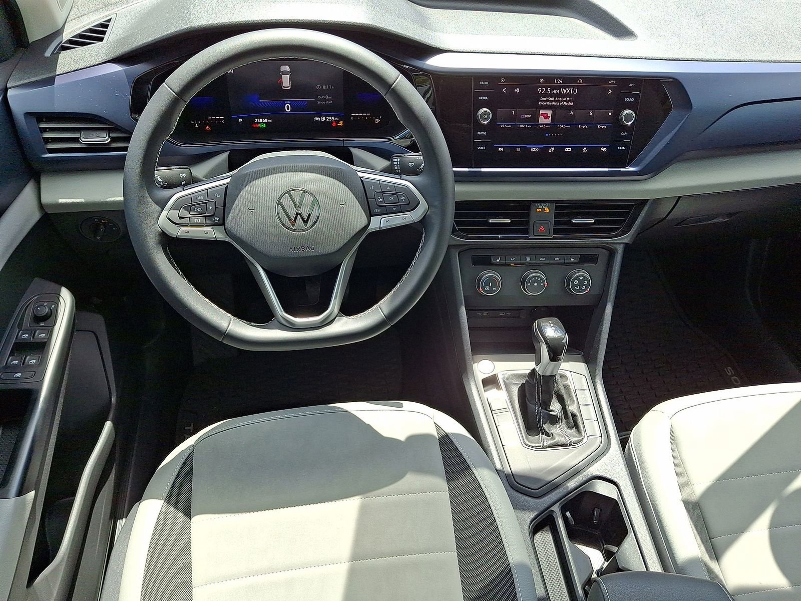 Used 2022 Volkswagen Taos SE w/ Panoramic Sunroof Package FWD image 27