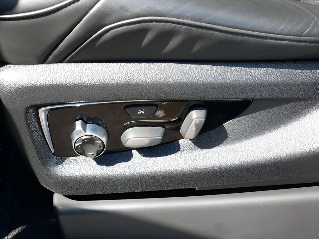 Used 2020 Cadillac Escalade Platinum AWD/4WD image 17