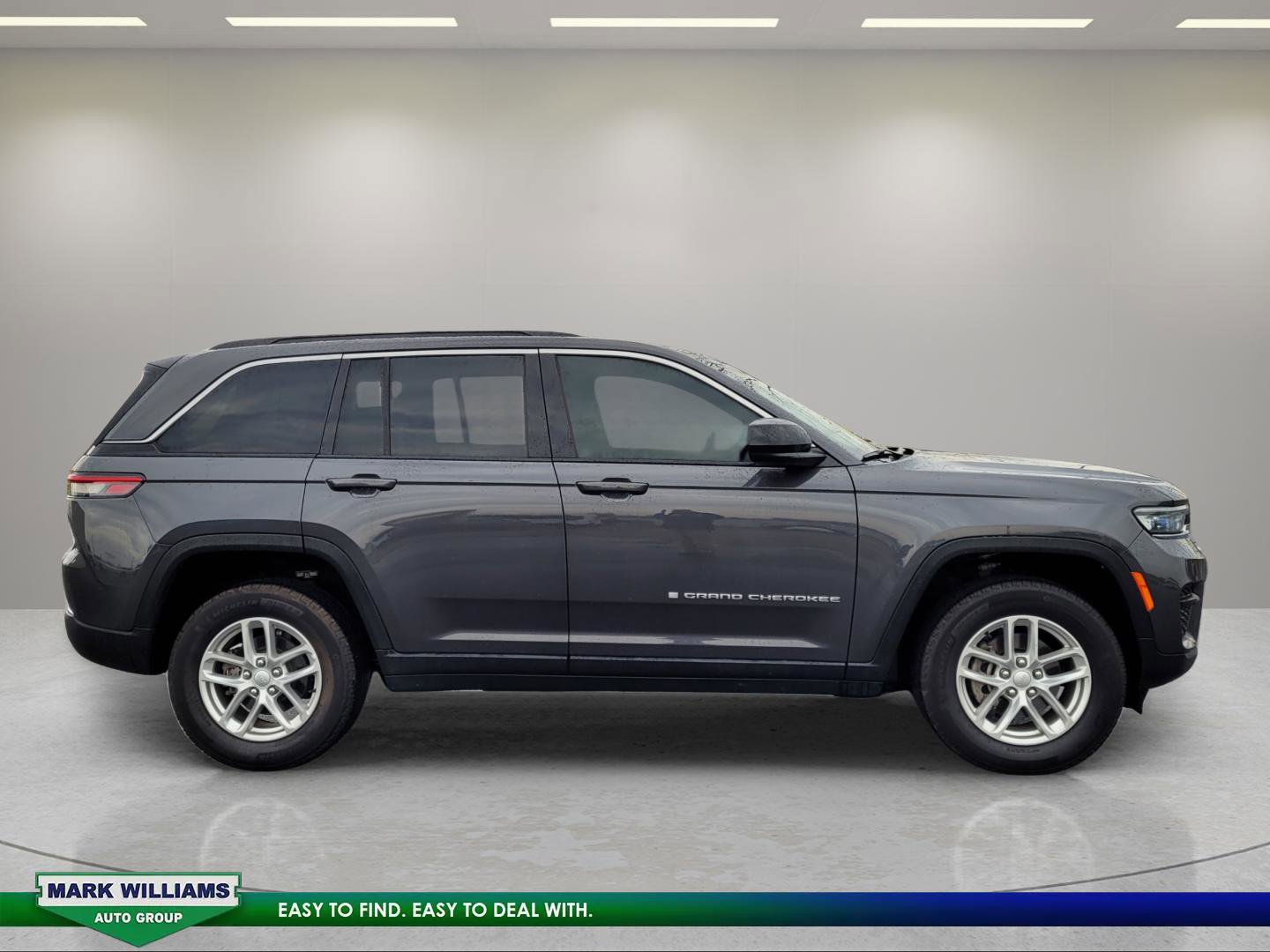 Used 2025 Jeep Grand Cherokee Laredo X image 2