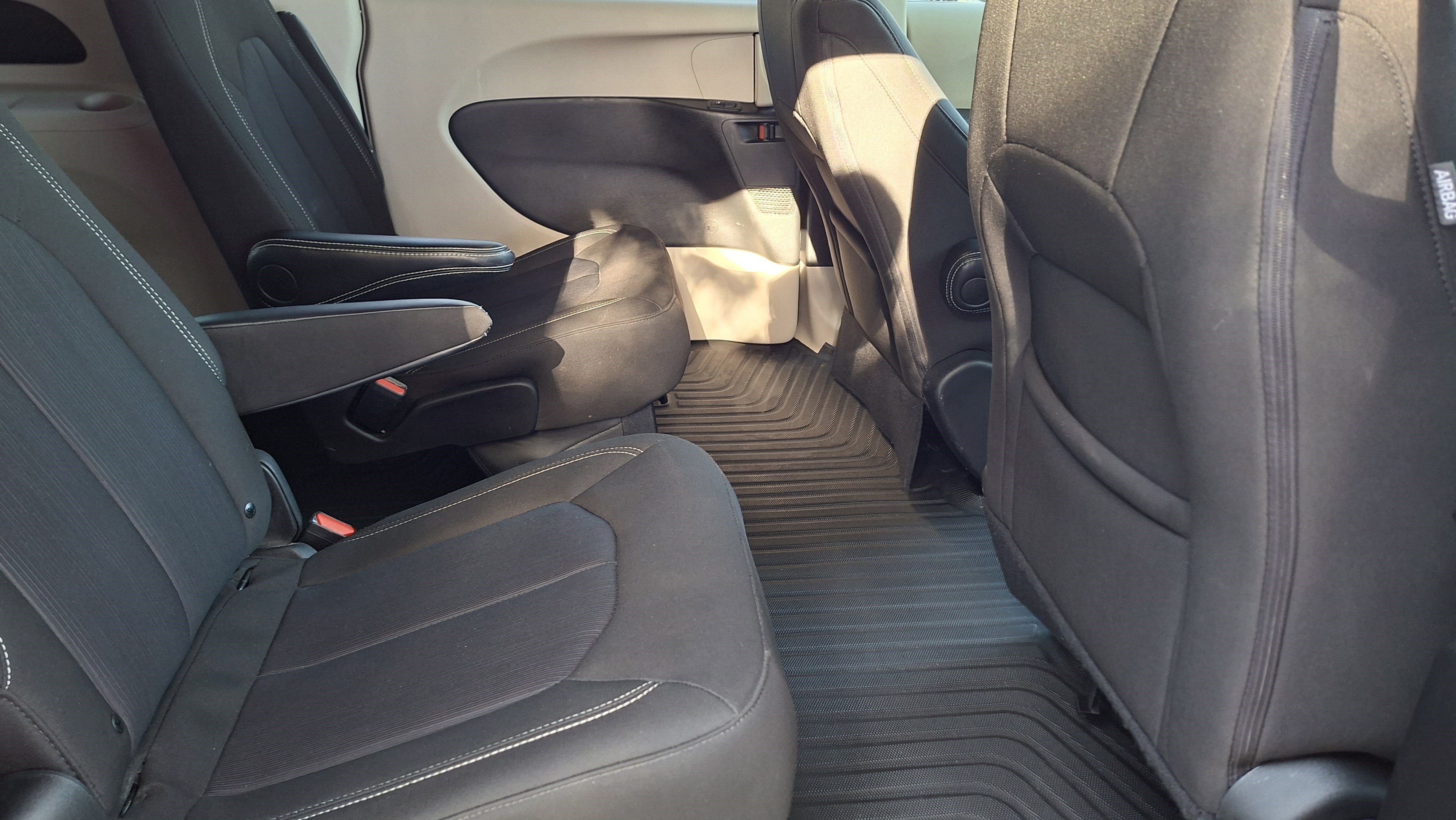 Used 2024 Chrysler Voyager LX image 23