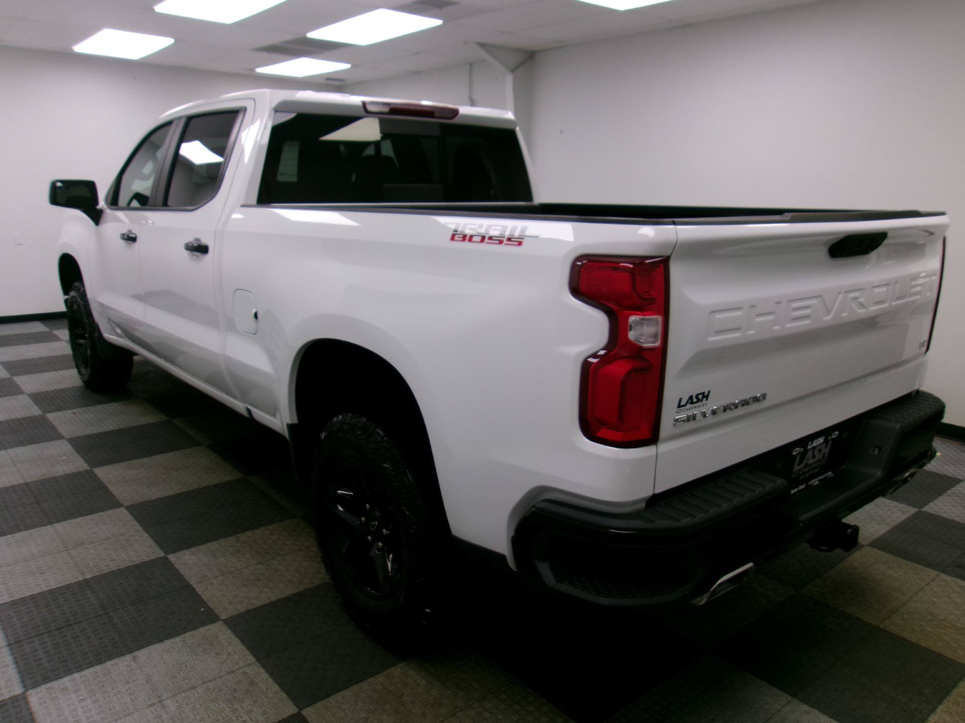 Used 2025 Chevrolet Silverado 1500 LT Trail Boss w/ Convenience Package II AWD/4WD image 2