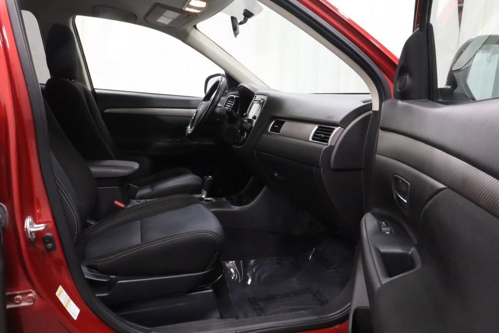 Used 2016 Mitsubishi Outlander SE AWD/4WD image 16