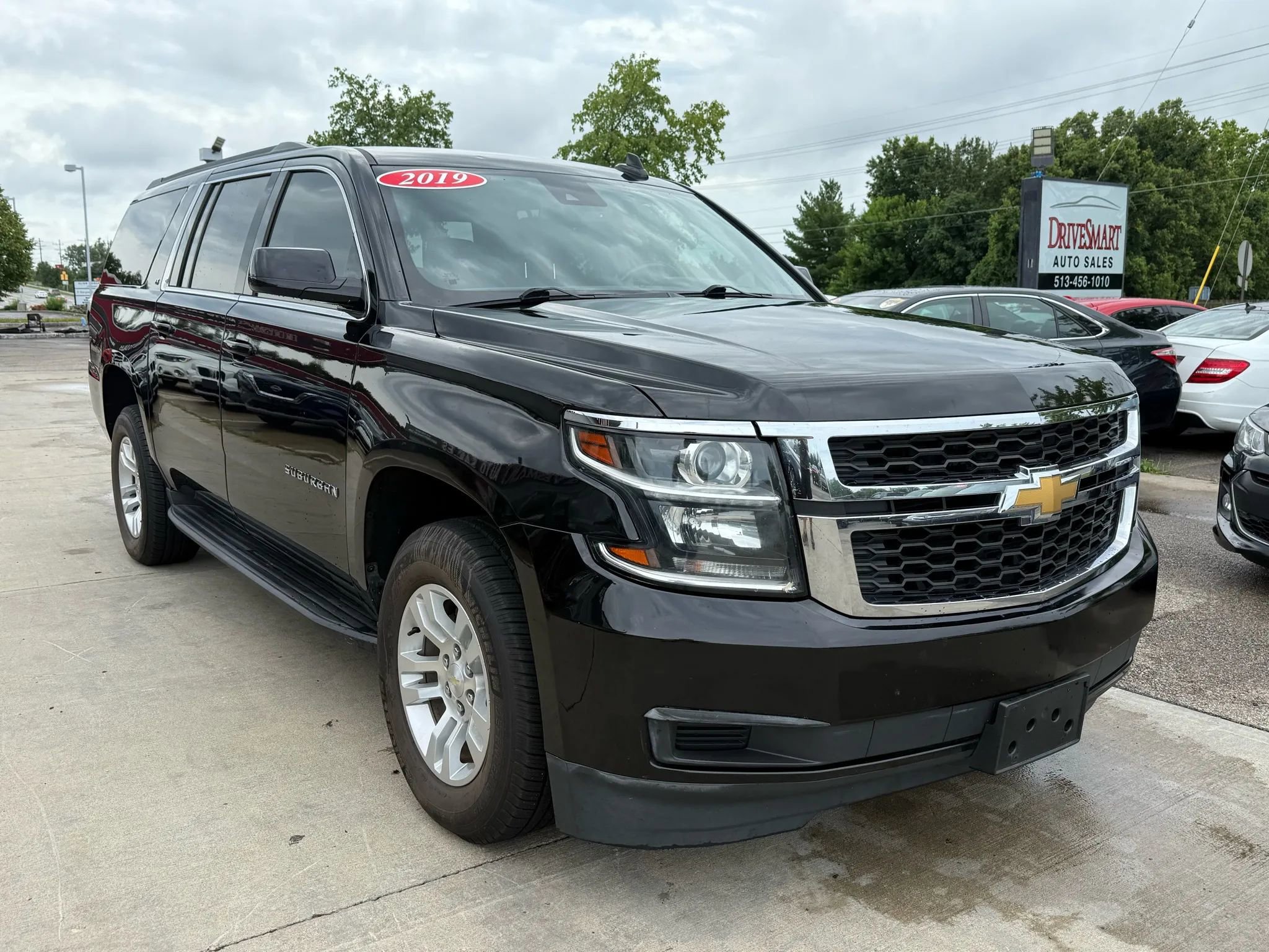 Used 2019 Chevrolet Suburban LT image 2