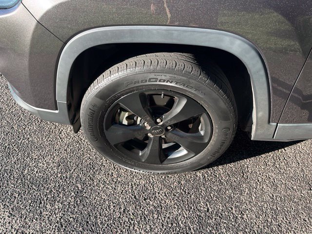Certified 2021 Jeep Cherokee Latitude Plus AWD/4WD image 10