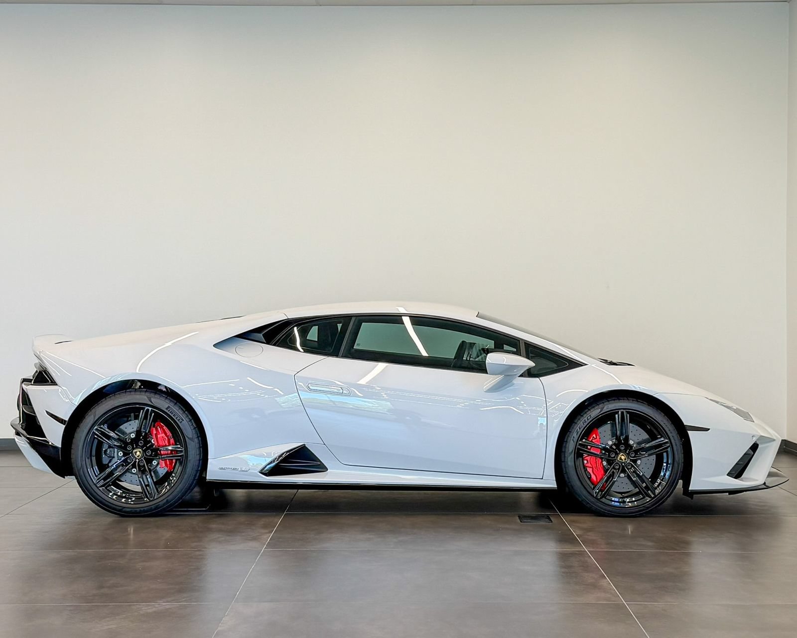 Used 2022 Lamborghini Huracan EVO RWD image 4