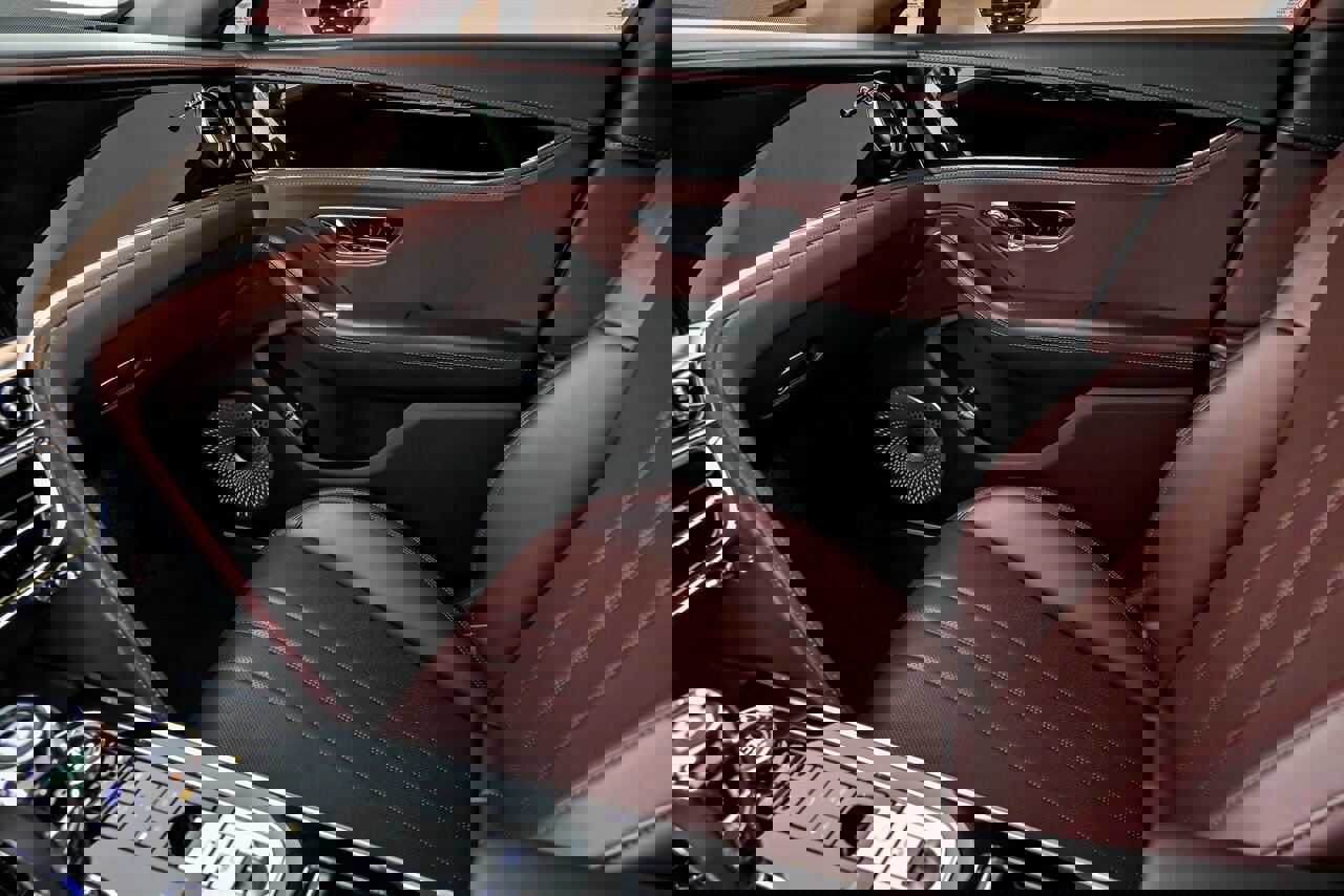 Used 2023 Bentley Flying Spur V8 image 40