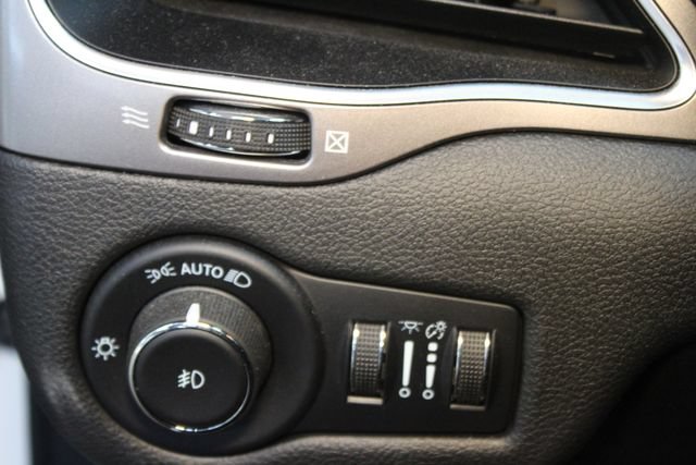 Used 2021 Jeep Cherokee Latitude AWD/4WD image 15