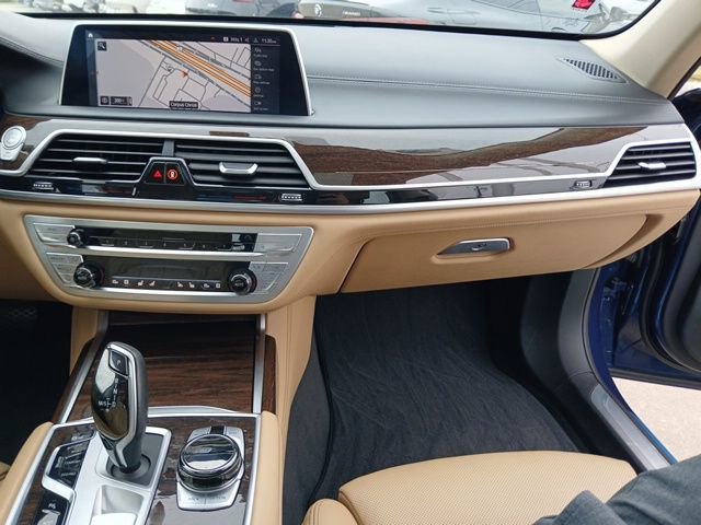 Used 2022 BMW 740i w/ Premium Package image 18