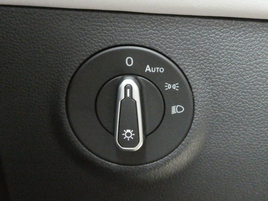 Certified 2025 Volkswagen Taos SE FWD image 18