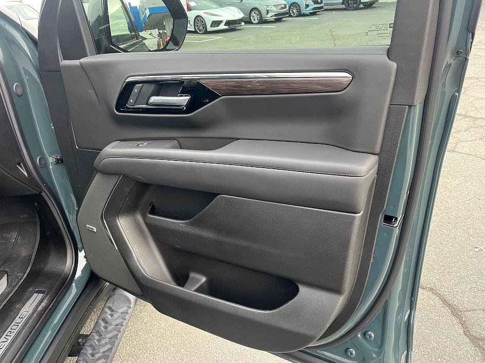 Used 2025 Chevrolet Tahoe Z71 w/ Comfort Package image 30