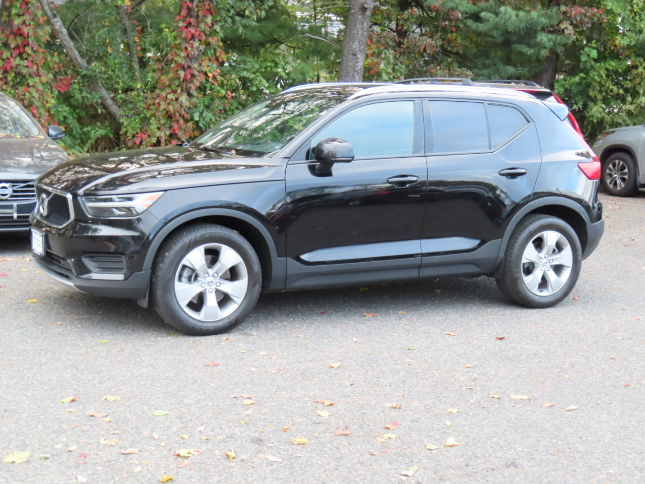 Used 2020 Volvo XC40 T5 Momentum image 2