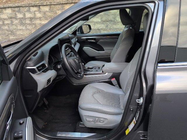 Used 2021 Toyota Highlander Platinum image 12