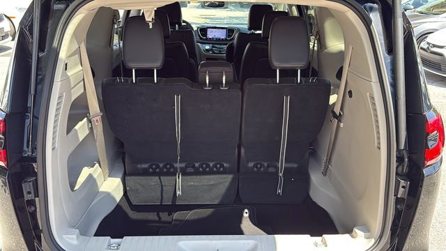 Used 2024 Chrysler Pacifica Touring-L image 8