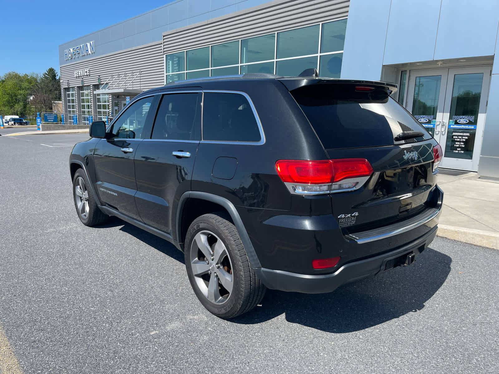 Used 2015 Jeep Grand Cherokee Limited w/ Trailer Tow Group IV AWD/4WD image 3